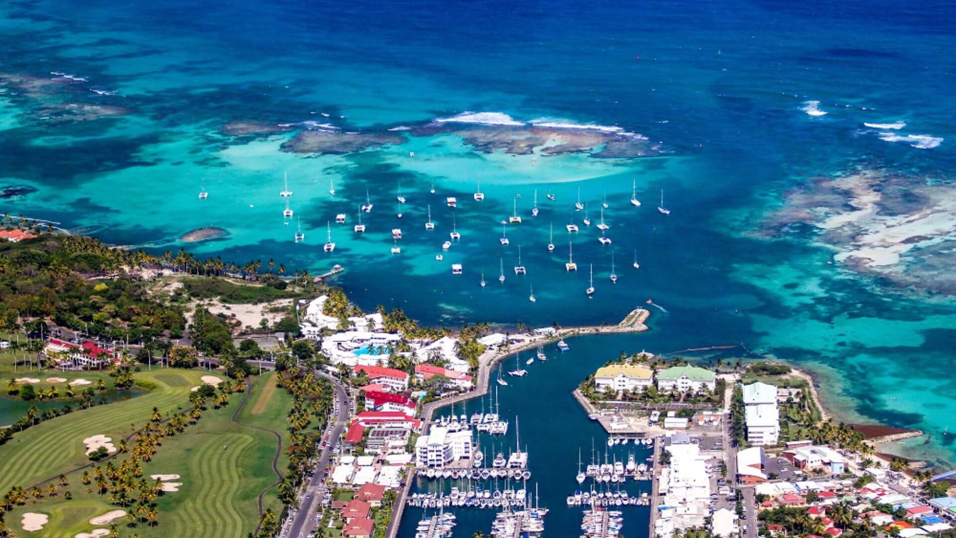 Vue aérienne de la Marina et du golf de St François en Guadeloupe