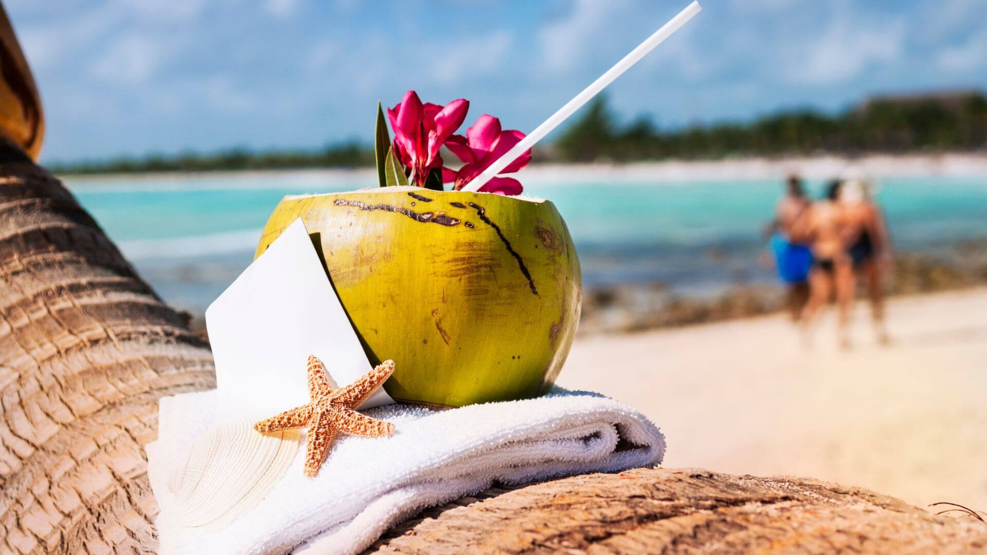 Cocktail dans une noix de coco sur une plage de St François Guadeloupe
