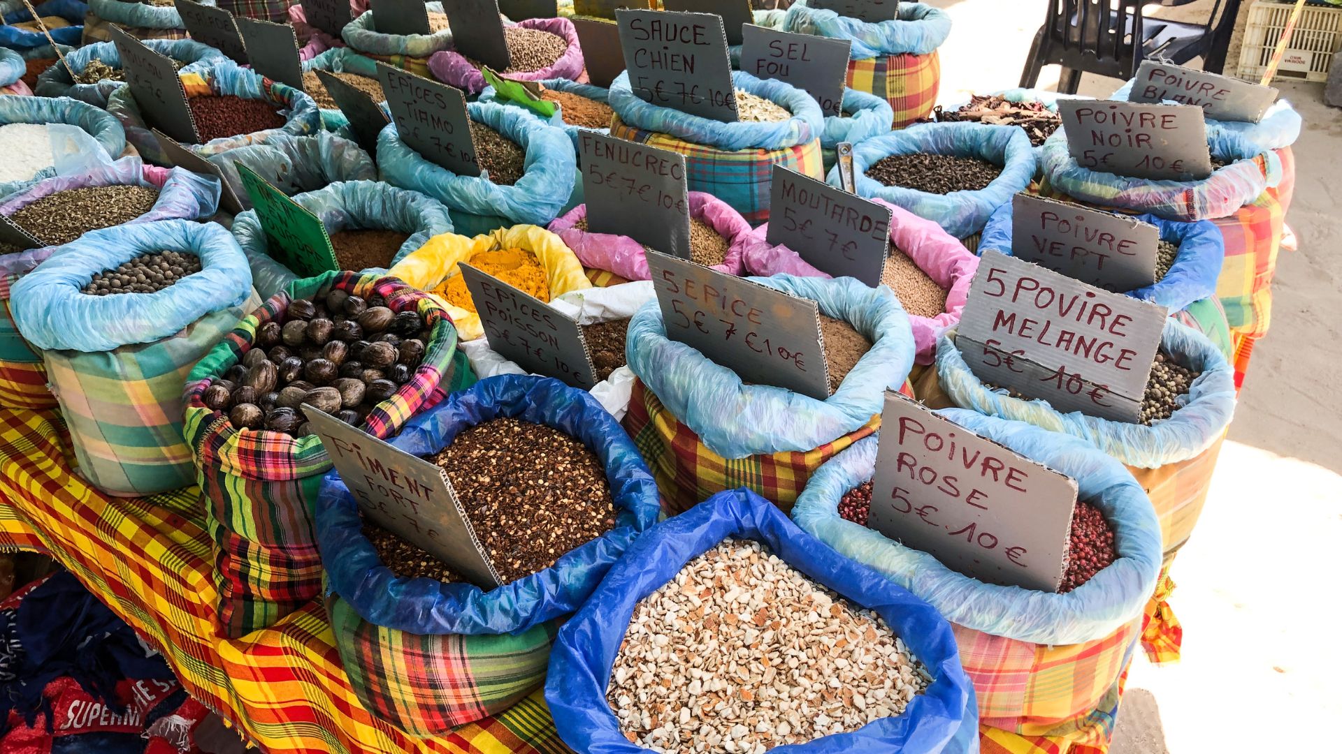 Vacances en Guadeloupe-Étale d'épices au marché aux épices