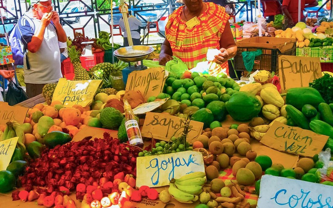 Goûtez aux saveurs locales de la Guadeloupe : marchés, restaurants et spécialités