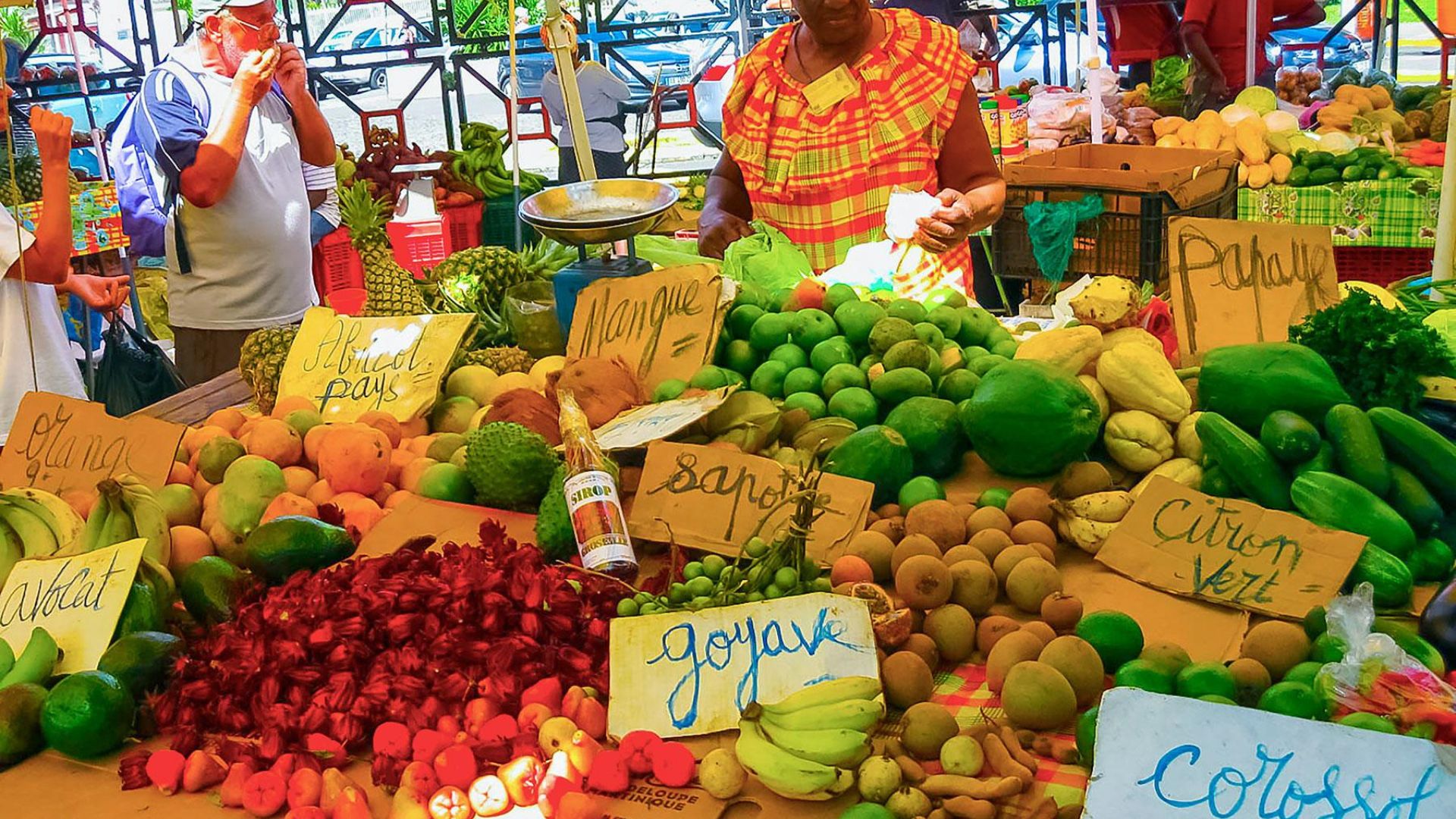 Saveurs locales de la Guadeloupe dans les marchés et restaurants