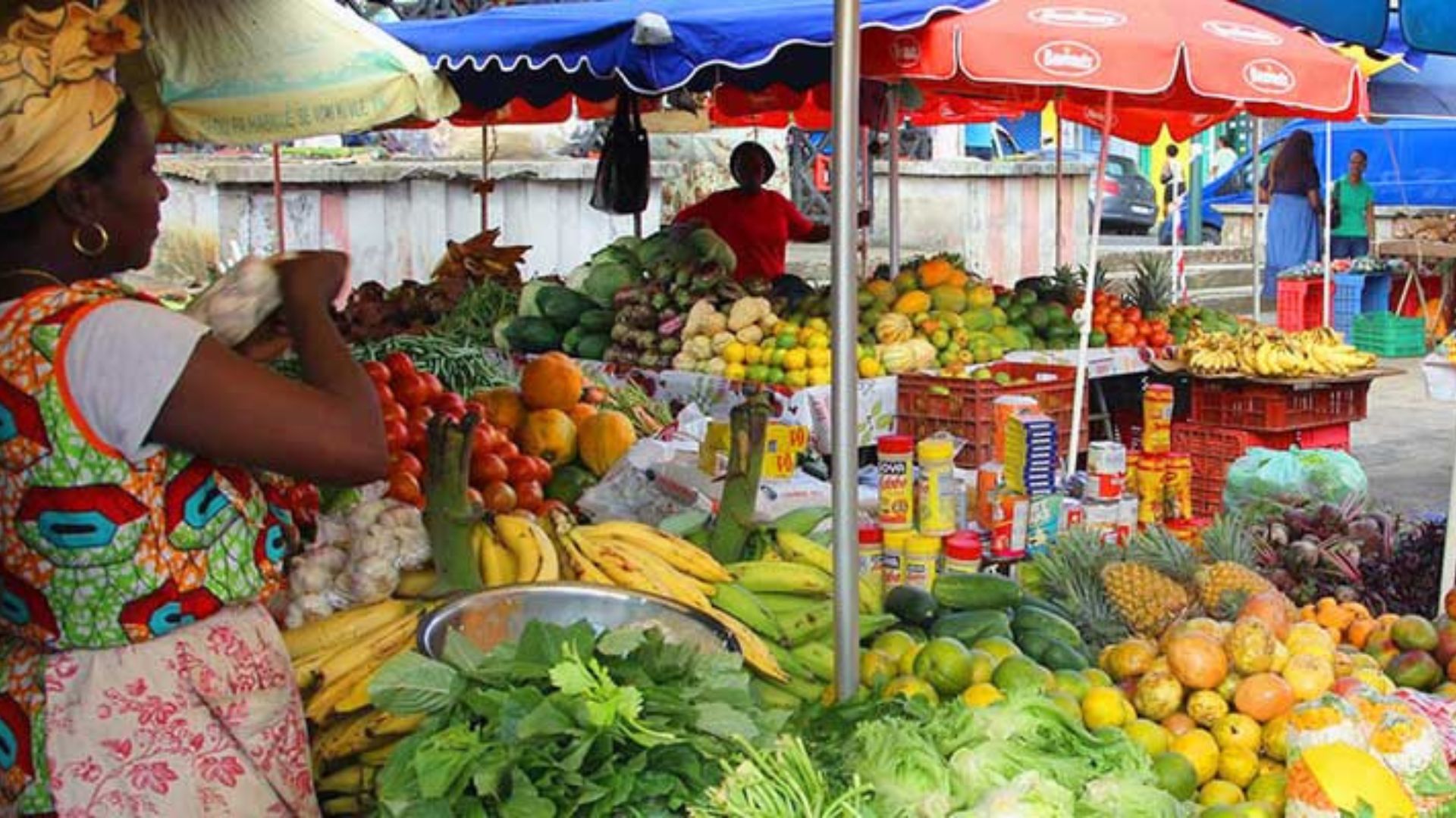 Saveurs locales de la Guadeloupe dans les marchés et restaurants