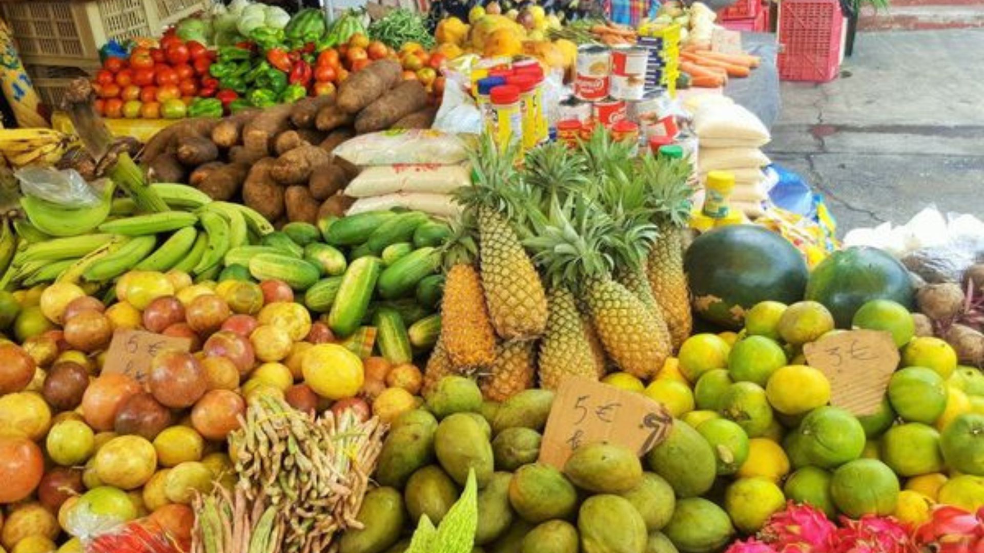 Saveurs locales de la Guadeloupe dans les marchés et restaurants